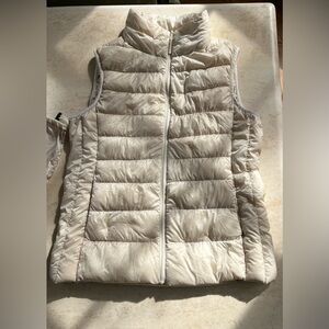 Uniqlo Women's Light Cream Puffer Ultra Light Down Vest size small